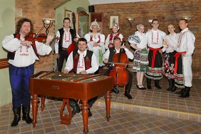 Old Town Tour and Dinner with Folk Show in Prague