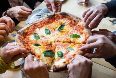 Saturday Chicago Pizza History and Tastings Bus Tour Saturday Chicago Pizza History and Tastings Bus Tour