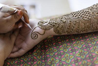 ARTISTIC MOROCCO: Traditional Henna Art Tattoo with a local Berber lady