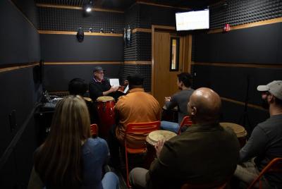 Learn to Play Congas in 15 Minutes Learn to Play Congas in 15 Minutes