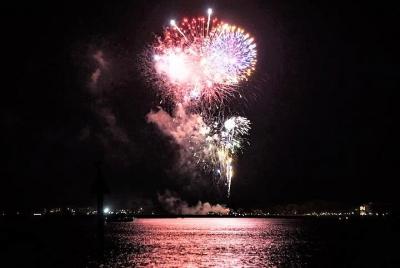 Hilton Head Dolphin Watching Cruise with Fireworks Display Hilton Head Dolphin Watching Cruise with Fireworks Display