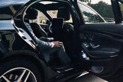 Arrival Private Transfer: George Bush Airport IAH to Houston in Business Car