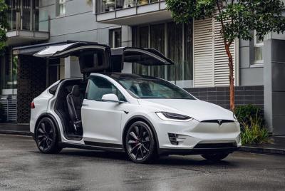 Departure Private Transfer: Las Vegas to Las Vegas Airport by electric Tesla X Departure Private Transfer: Las Vegas to Las Vegas Airport by electric Tesla X