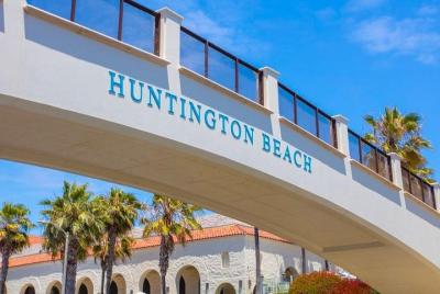 Los Angeles Transfers (LAX): Private Transfer From Huntington Beach.