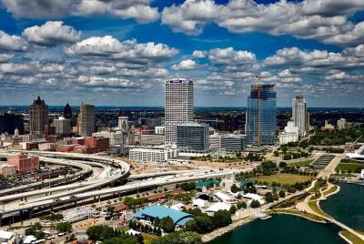 Private Transfer Milwaukee Airport MKE to Milwaukee in Luxury Class Car Private Transfer Milwaukee Airport MKE to Milwaukee in Luxury Class Car