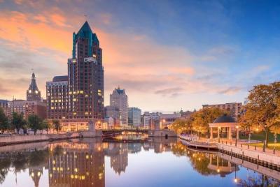 Milwaukee Bar Hunt: Milwaukee Bar Crawl Milwaukee Bar Hunt: Milwaukee Bar Crawl
