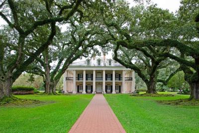 Oak Alley Plantation Tour with Transportation Oak Alley Plantation Tour with Transportation
