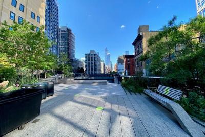 Self-Guided Private Walking Tour in High Line Elevated Park and H