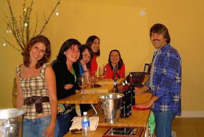 Semi-Private Hop-On Hop-Off Wine Tasting Tour from Paso Robles