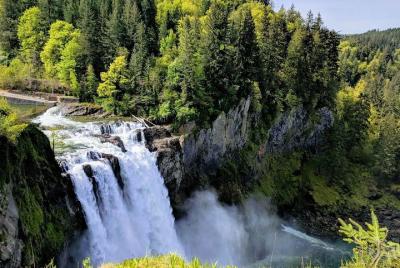 Seattle Wine and Waterfall Luxury Small-Group Day Tour with Lunch