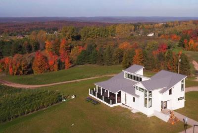 5 Hour Traverse City Wine Tour: 4 Wineries on Leelanau Peninsula