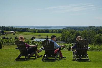 5 Hour Traverse City Wine Tour: 4 Wineries on Old Mission Peninsu