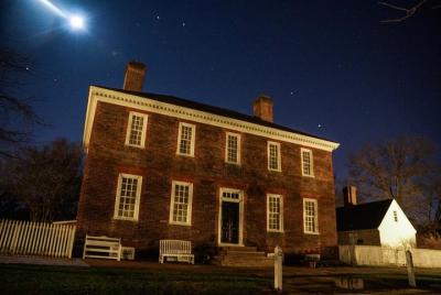 Small-Group Tour: Ultimate Williamsburg Ghost Tour Small-Group Tour: Ultimate Williamsburg Ghost Tour