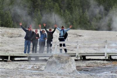 5-Mile Geyser Hiking Tour in Yellowstone with Lunch