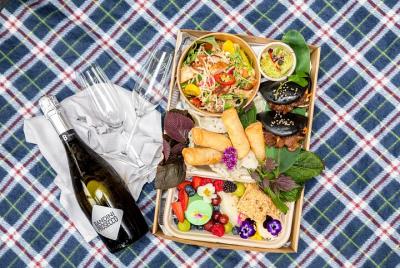 Picnic in the Royal Botanic Gardens for 2 Picnic in the Royal Botanic Gardens for 2