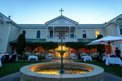 Twilight Progressive Winery Tour Including 3-Course Meal and Matc