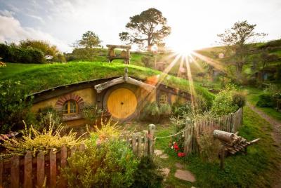 Hobbiton Movie Set and Waitomo Glowworm Caves Small-Group Day Tou Hobbiton Movie Set and Waitomo Glowworm Caves Small-Group Day Tou