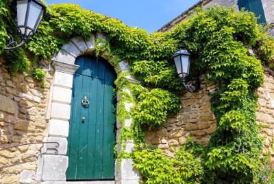 Avignon & the tiny villages of the Vaucluse to L Avignon & the tiny villages of the Vaucluse to L'Isle sur la Sorg