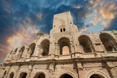Full Day Roman and Medieval Provencal Heritage Walking Tour from Avignon