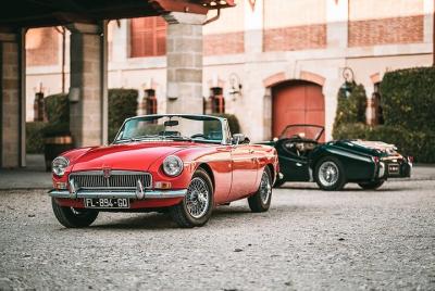 Getaway in the vineyards of the Médoc in a vintage car Getaway in the vineyards of the Médoc in a vintage car