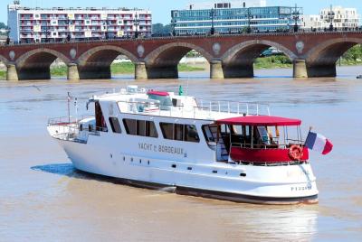 Prestige Commented Cruise with Glass of Wine and Canelé in Bordeaux Prestige Commented Cruise with Glass of Wine and Canelé in Bordeaux