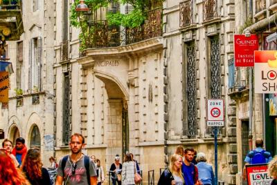 Discover Bordeaux in 60 Minutes with a Local