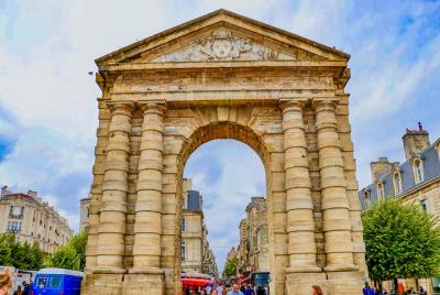 Architectural Walk of Bordeaux with a Local Architectural Walk of Bordeaux with a Local