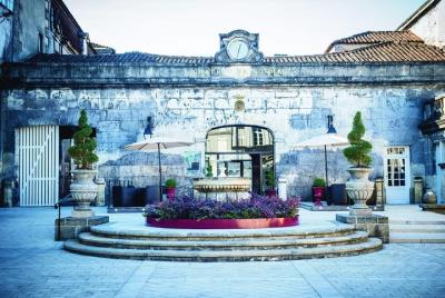 Private Day Tour to Cognac from Bordeaux (Van Luxe) Private Day Tour to Cognac from Bordeaux (Van Luxe)