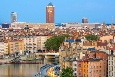 Lyon Airport Transfers : Port of LYON to Lyon Airport LYS in Business Van
