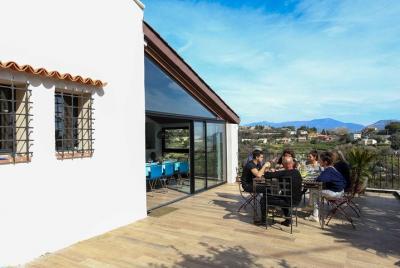 Garden-Fresh Dinner with a View of Nice Garden-Fresh Dinner with a View of Nice