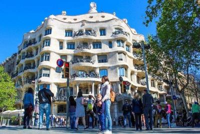Barcelona Exclusive - Skip the Line: Casa Milà Ticket & Audio Gui