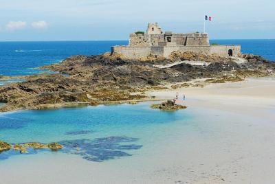 Private 2-hour Walking Tour of Saint Malo with private official tour guide Private 2-hour Walking Tour of Saint Malo with private official tour guide