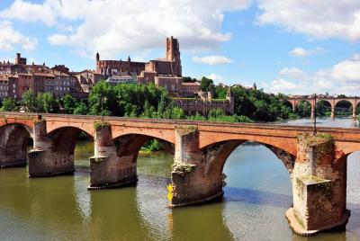Private Tour of Albi and Medieval Villages from Toulouse with optional guide