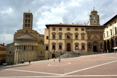 Arezzo Walking Tour with Professional Guide