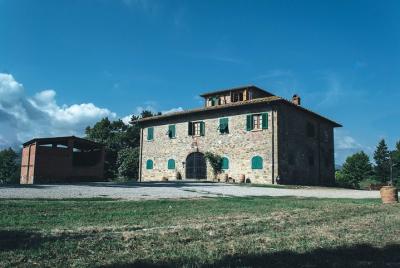 Traditional Cellar Tour in Bucine with Wine Tasting Traditional Cellar Tour in Bucine with Wine Tasting