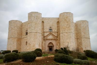 Bari - Trani by train and guided tour of Castel del Monte with tr Bari - Trani by train and guided tour of Castel del Monte with tr