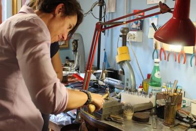 The fascinating birth of a jewel in a historic laboratory in Milan