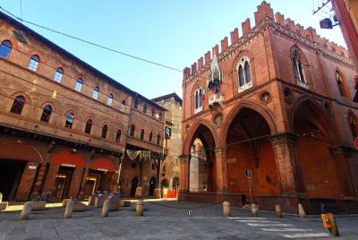 Private exploration game: Murder Mystery Tour in Old Town Bologna