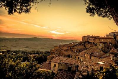 San Gimignano and Volterra Tour by Private Luxury Van San Gimignano and Volterra Tour by Private Luxury Van