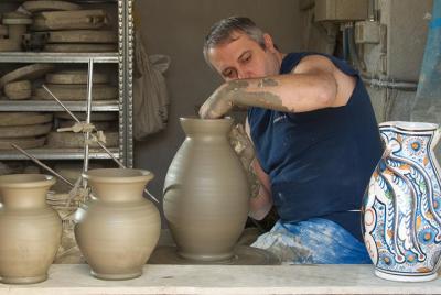 How to make handmade Tuscan Ceramic: a course with a master potter in Montelupo How to make handmade Tuscan Ceramic: a course with a master potter in Montelupo