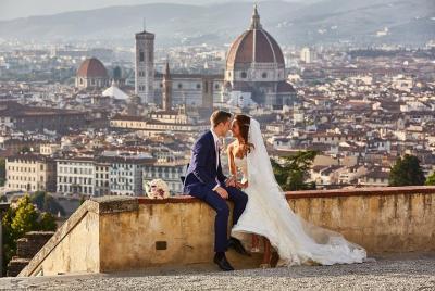 Honeymooners Florence Tour with Professional Photographer and Driver Honeymooners Florence Tour with Professional Photographer and Driver