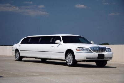 Rent a Car for Wedding: White Lincoln Limousine Rent a Car for Wedding: White Lincoln Limousine