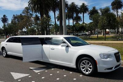 Rent a Car for Wedding: White Chrysler Limousine Rent a Car for Wedding: White Chrysler Limousine