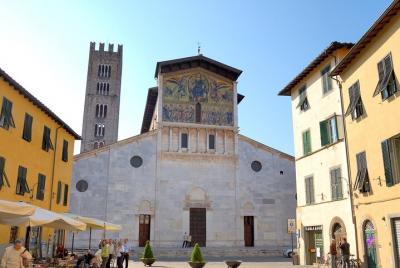 Lucca: walking tour of the city centre and the walls Lucca: walking tour of the city centre and the walls