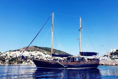 Capri in luxury gulet : tour of the island with lunch on board and snorkeling Capri in luxury gulet : tour of the island with lunch on board and snorkeling