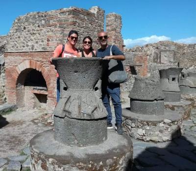 ALL INCLUSIVE tour. Pompeii excavations with transfer from Naples, guide and ticket. ALL INCLUSIVE tour. Pompeii excavations with transfer from Naples, guide and ticket.