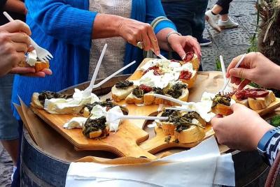 Naples: Street Food and Sightseeing Tour with Local Expert Naples: Street Food and Sightseeing Tour with Local Expert