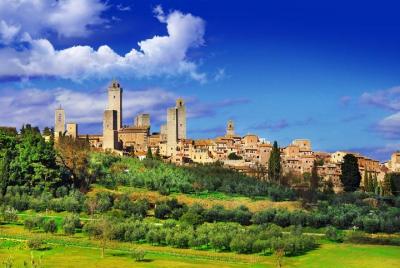 Small Group Pisa Day Trip to Siena and San Gimignano Including Wi