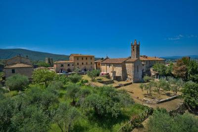 Private Transfer: Fiumicino Airport (FCO) to Monteriggioni or vice versa Private Transfer: Fiumicino Airport (FCO) to Monteriggioni or vice versa