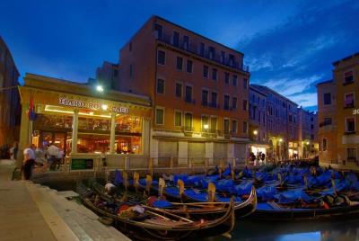 Skip the Line: Hard Rock Cafe Venice Including Meal Skip the Line: Hard Rock Cafe Venice Including Meal